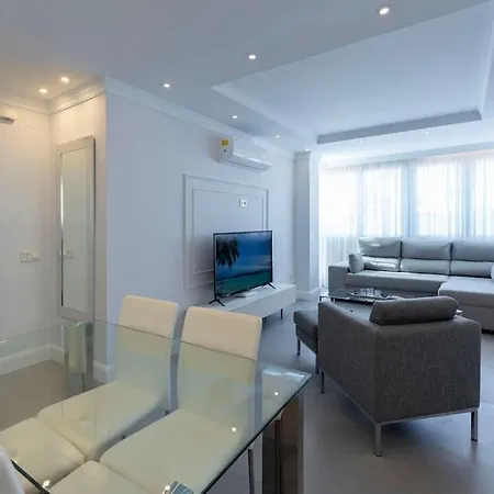 Lux Frontline Apartment *