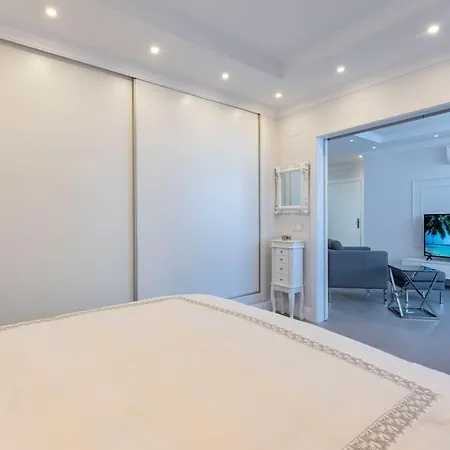 Lux Frontline Apartment *